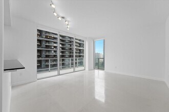 1050 Brickell Ave, Unit 3320 in Miami, FL - Foto de edificio - Building Photo