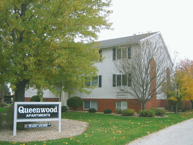 Queenwood Apartments in Morton, IL - Building Photo - Building Photo