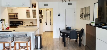 467 Golden Isles Dr in Hallandale Beach, FL - Building Photo - Building Photo