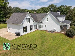 255 Henson Way in Canton, GA - Foto de edificio - Building Photo