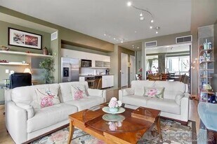 350 W Ash St, Unit 811 in San Diego, CA - Building Photo