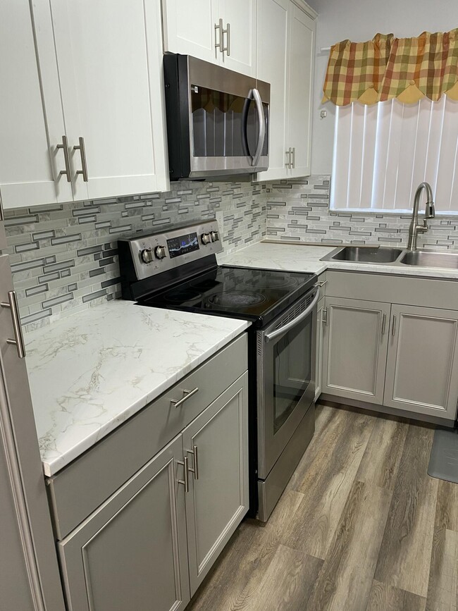 6890 Royal Palm Blvd in Margate, FL - Building Photo - Building Photo