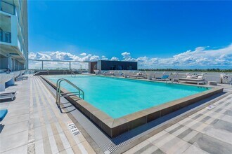 2000 Metropica Wy in Sunrise, FL - Foto de edificio - Building Photo