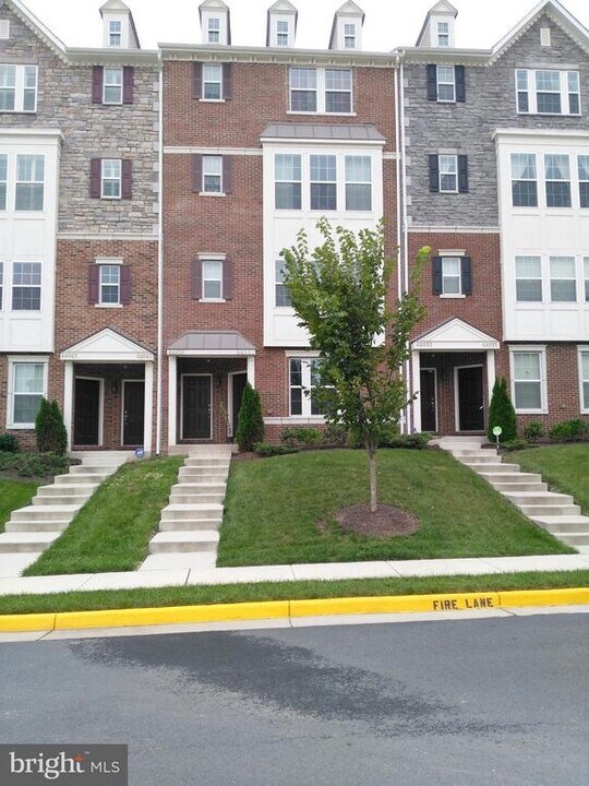 44037 Etna Terrace in Chantilly, VA - Building Photo