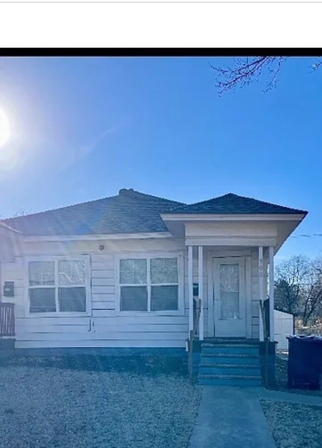 property at 906 N Beard Ave