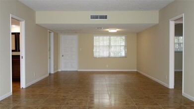 3850 Oaks Clubhouse Dr, Unit 108 in Pompano Beach, FL - Building Photo - Building Photo