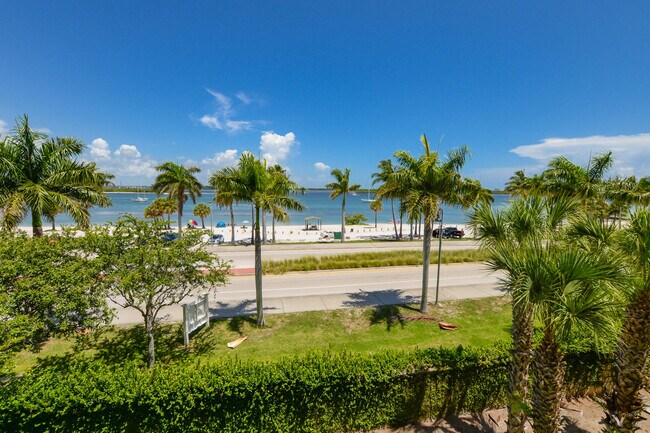 35 Harbour Isle Dr W in Fort Pierce, FL - Building Photo - Building Photo