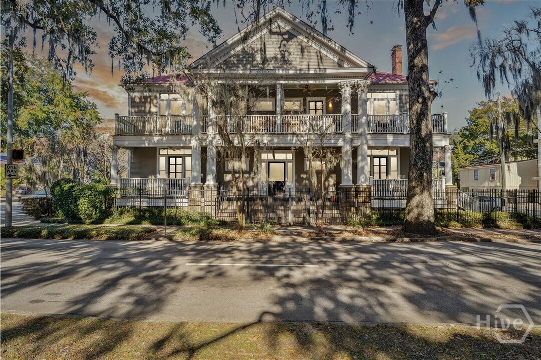 8 W 37th St in Savannah, GA - Building Photo