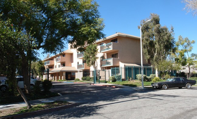 Simpson Saticoy Apartments in North Hollywood, CA - Foto de edificio - Building Photo