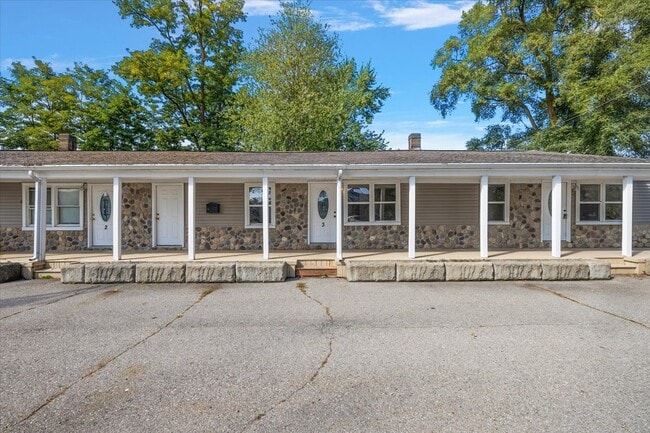 5155 Girard Dr, Unit 4 in Pinckney, MI - Building Photo - Building Photo