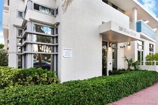 200 Ocean Dr in Miami Beach, FL - Building Photo