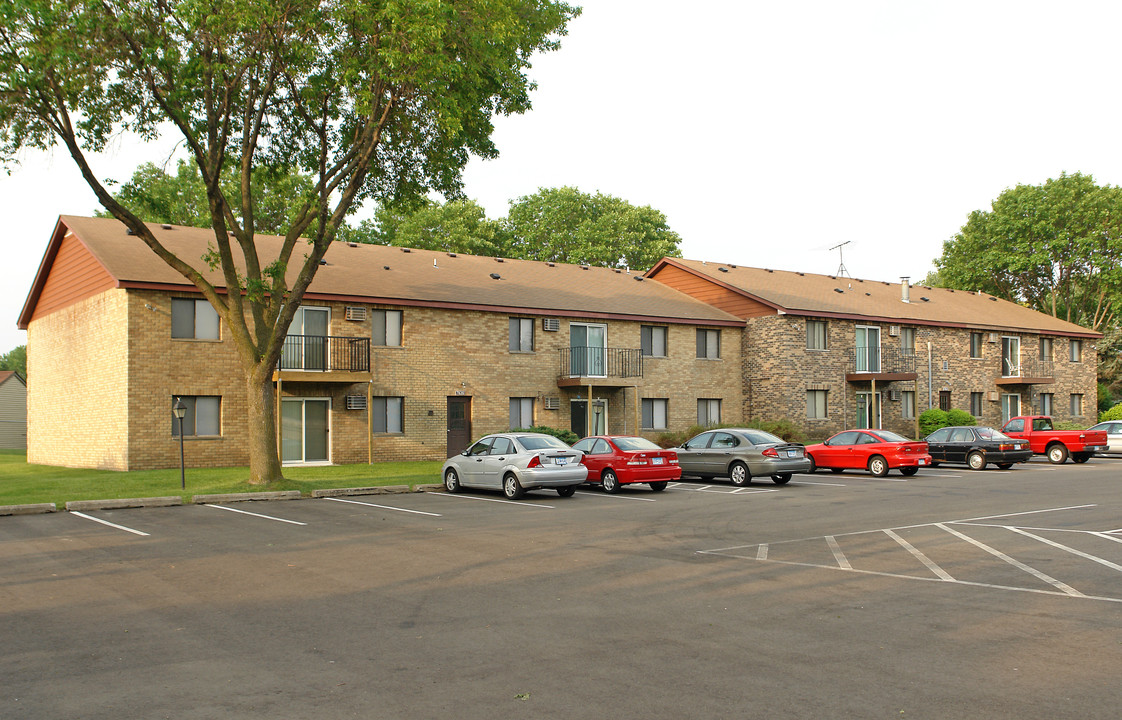 Apple Villa in Apple Valley, MN - Building Photo