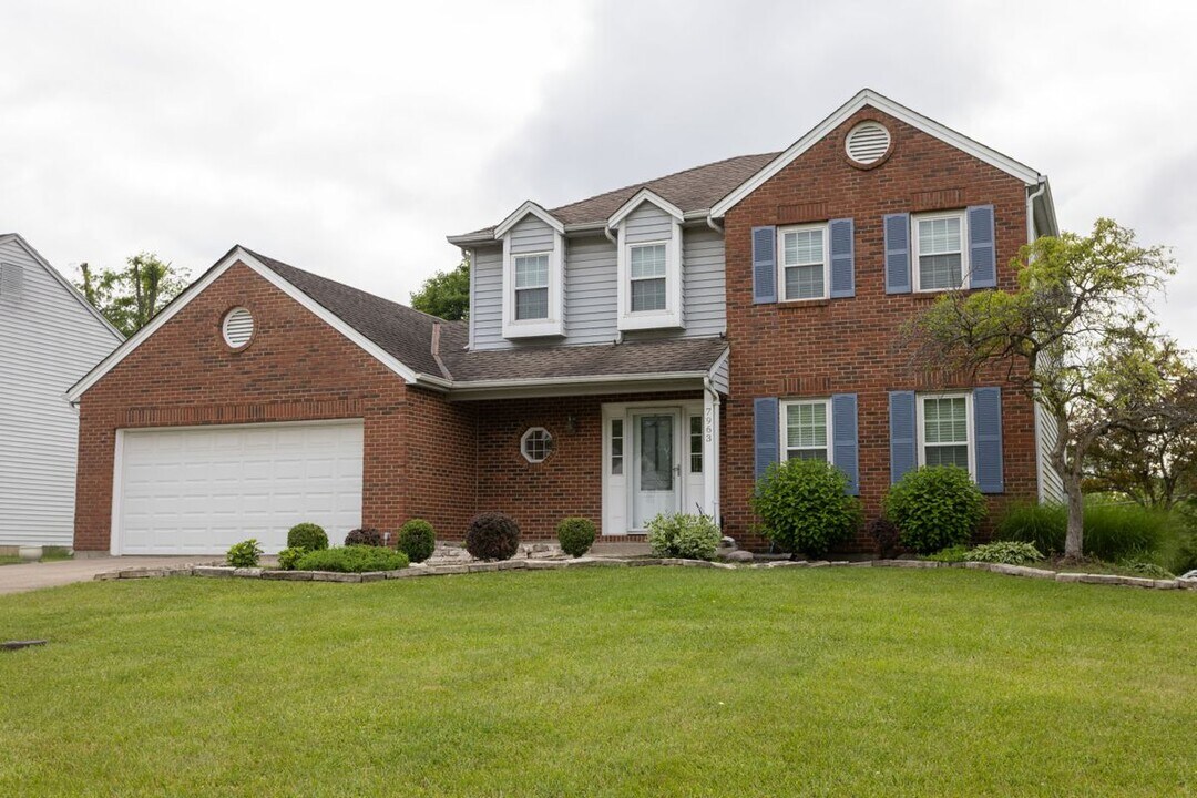 7963 Thistlewood Dr in West Chester Township, OH - Building Photo