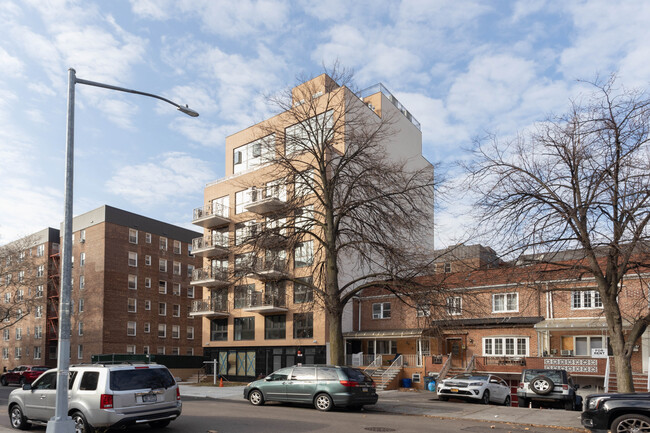 10525 65th Rd in Flushing, NY - Foto de edificio - Building Photo