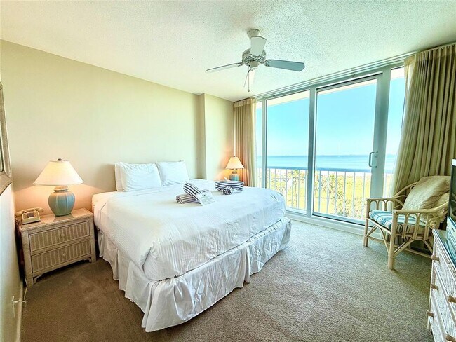 1401 E Beach Dr in Galveston, TX - Building Photo - Building Photo