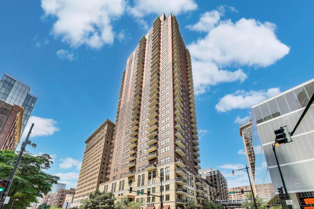 41 E 8th St in Chicago, IL - Building Photo