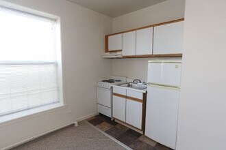 3957 W Irving Park Rd, Unit 403 in Chicago, IL - Building Photo - Building Photo