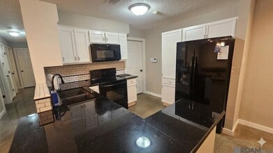 8708 Montclair St in Denham Springs, LA - Foto de edificio - Building Photo