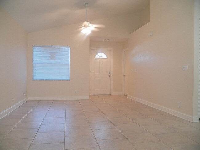 1473 Cleveland St in Clearwater, FL - Foto de edificio - Building Photo