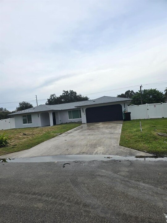 7904 Penny Ln in Fort Pierce, FL - Building Photo