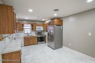 1393 Stanley Dr in Melbourne, FL - Foto de edificio - Building Photo