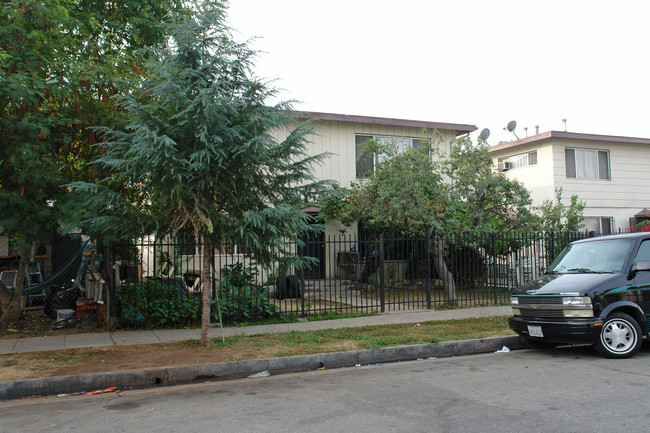 14210 Calvert St in Van Nuys, CA - Foto de edificio - Building Photo