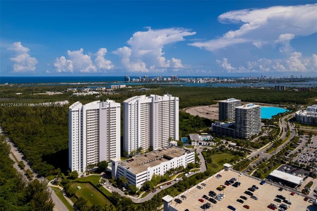 15051 Royal Oaks Ln, Unit 301 in North Miami, FL - Foto de edificio - Building Photo