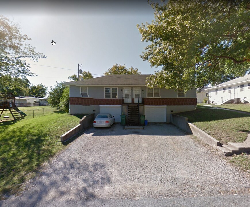 802 West St, Unit A in Harrisonville, MO - Building Photo