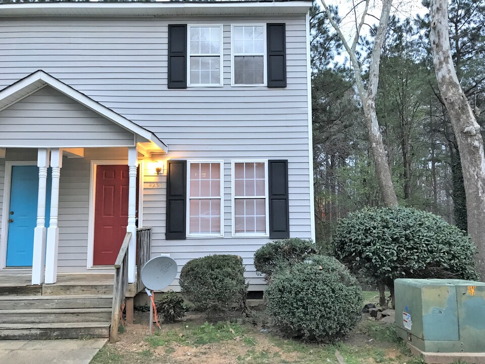 4236 Kaplan Dr, Unit M5303 in Raleigh, NC - Foto de edificio