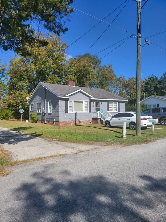 106 Jones St in Mullins, SC - Building Photo