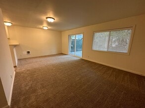 7921 SE Taggart St in Portland, OR - Building Photo - Building Photo