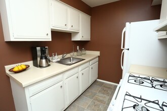 Lexington Manor in Brighton, MI - Foto de edificio - Interior Photo