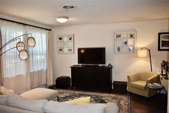 4624 Verone St in Bellaire, TX - Foto de edificio - Building Photo