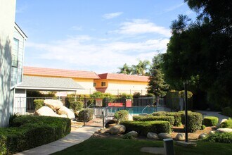 7330 Stockdale Hwy in Bakersfield, CA - Building Photo - Building Photo