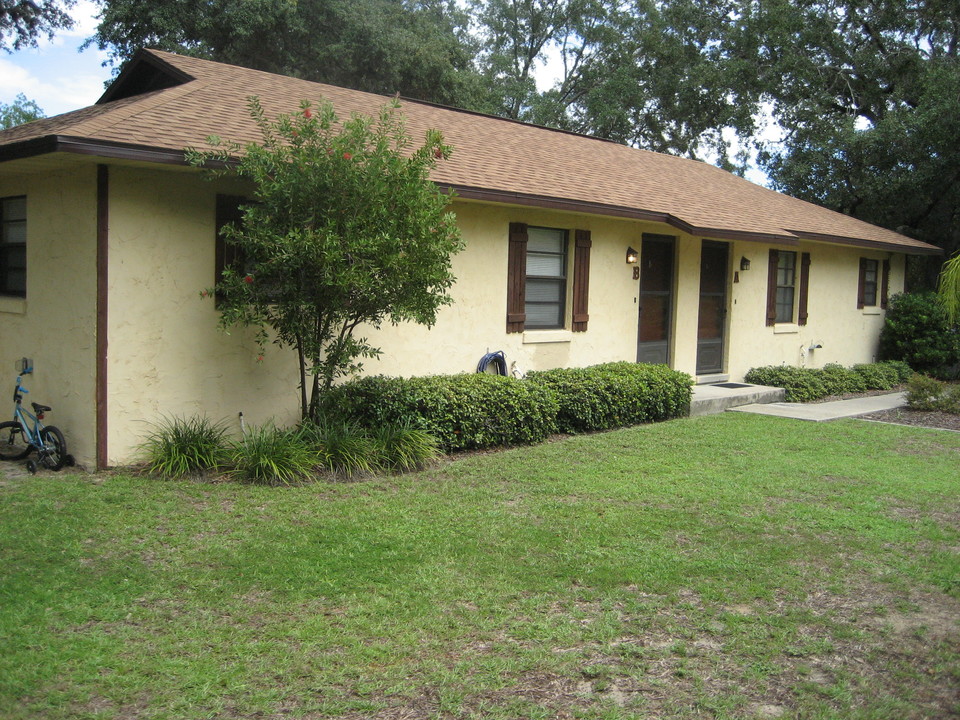 2720 Kurt St in Eustis, FL - Foto de edificio