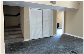 4560 Bellaire Blvd in Bellaire, TX - Building Photo - Building Photo