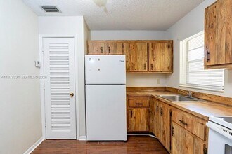 5192 NE 6th Ave, Unit 820 in Oakland Park, FL - Building Photo - Building Photo