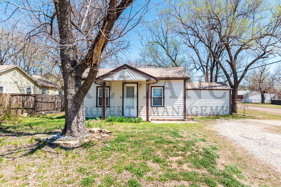 202 N Anna St in Wichita, KS - Building Photo