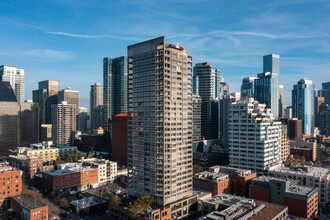 Continental Place in Seattle, WA - Building Photo - Building Photo