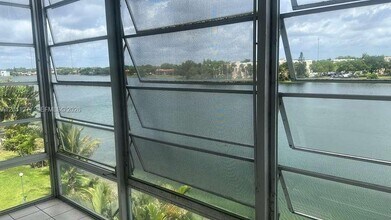 879 NE 195th St in Miami, FL - Building Photo - Building Photo