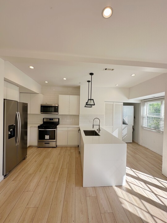 400 N Gardner St in Los Angeles, CA - Building Photo