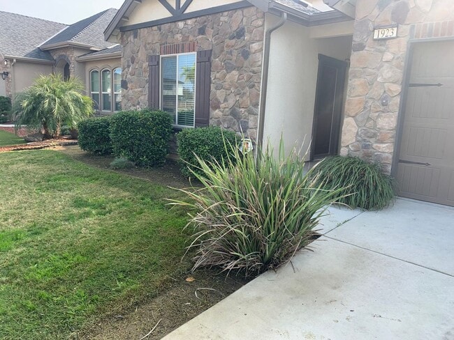 1923 W Humboldt Dr in Hanford, CA - Building Photo - Building Photo