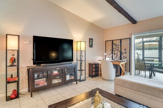 2843 Meadow Wood Dr in Clearwater, FL - Building Photo - Building Photo