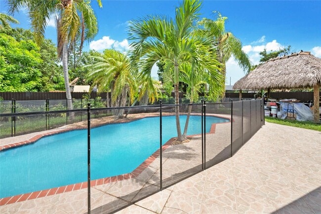 9321 SW 165th St in Palmetto Bay, FL - Building Photo - Building Photo