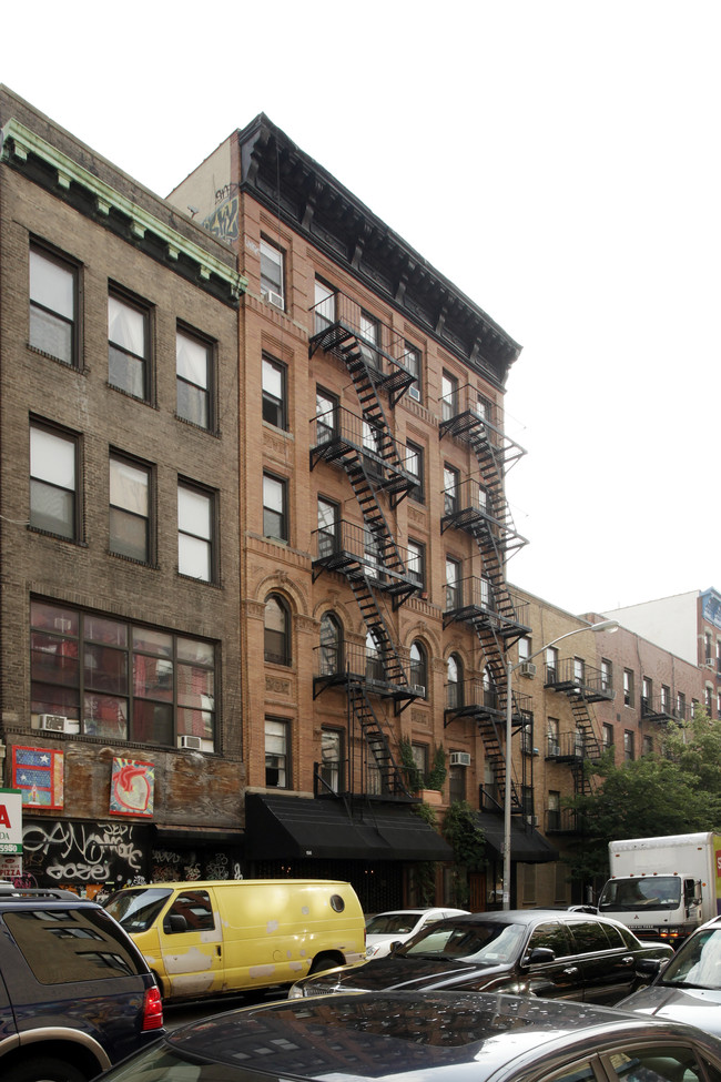 156 E Second St in New York, NY - Foto de edificio - Building Photo