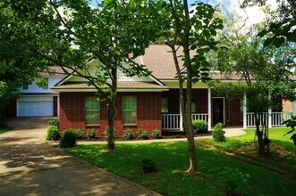 2429 Chantilly Ln in Conroe, TX - Building Photo - Building Photo