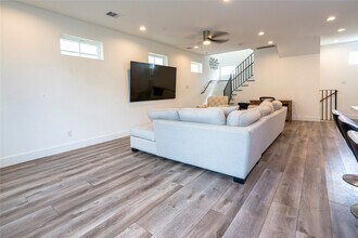 2056 Johanna Dr in Houston, TX - Foto de edificio - Building Photo