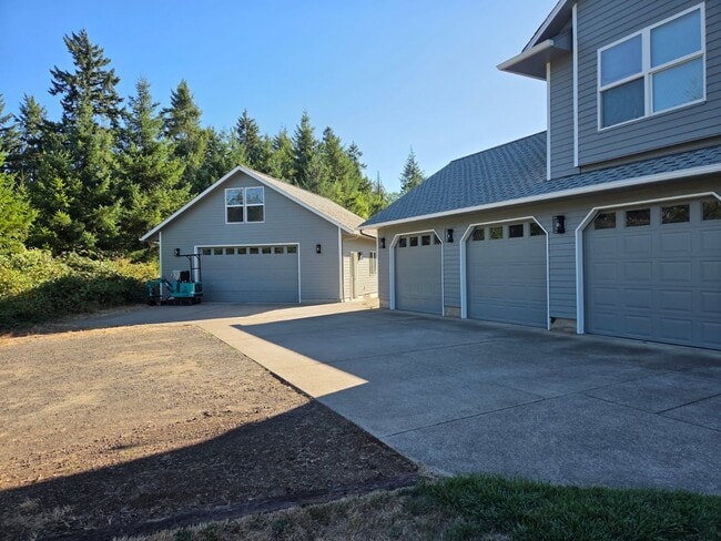31934 Deberry Rd in Creswell, OR - Foto de edificio - Building Photo