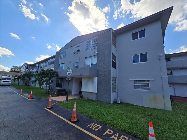 120 Royal Palm Rd in Hialeah, FL - Building Photo - Building Photo