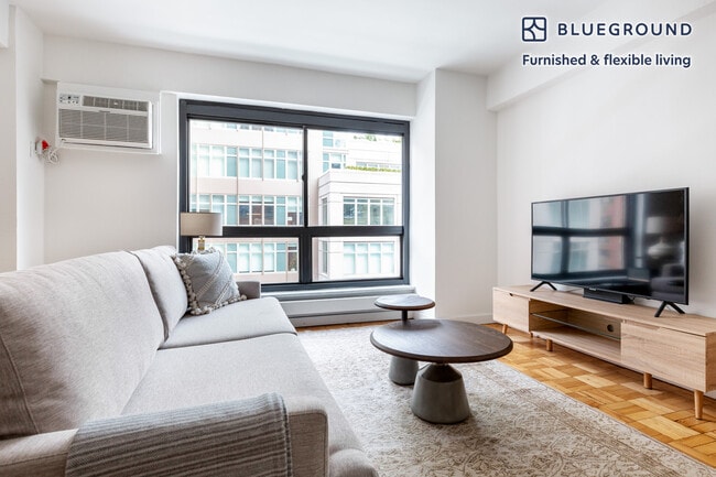 300 E 51st St in New York, NY - Building Photo - Building Photo